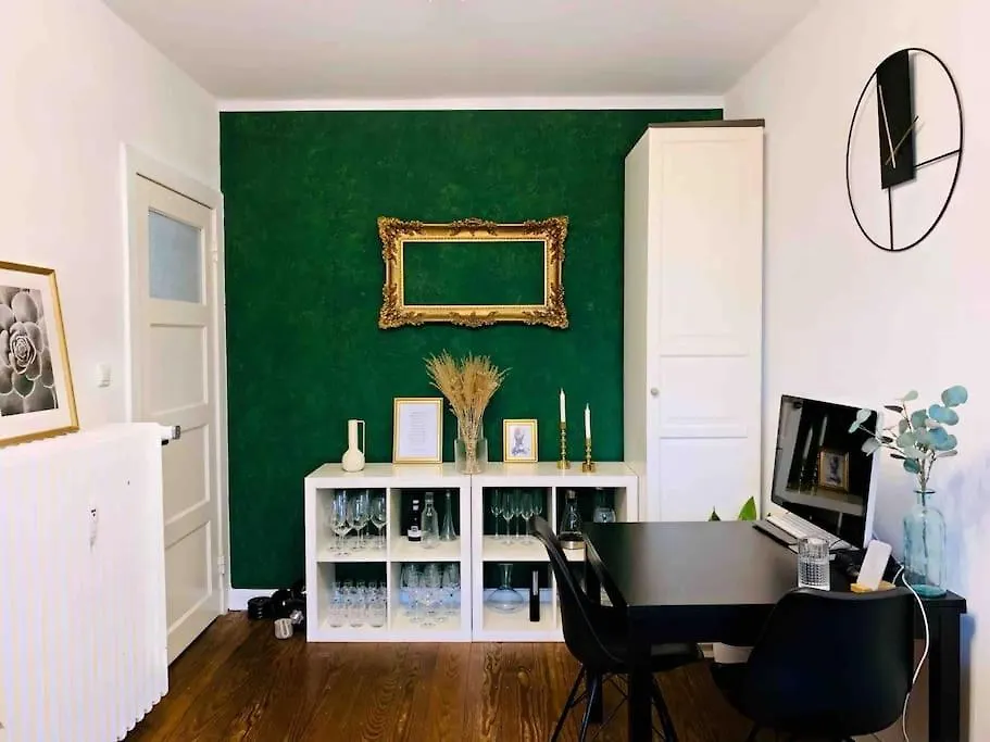 Lovely City Apartment With Balcony, Central Hamburk
